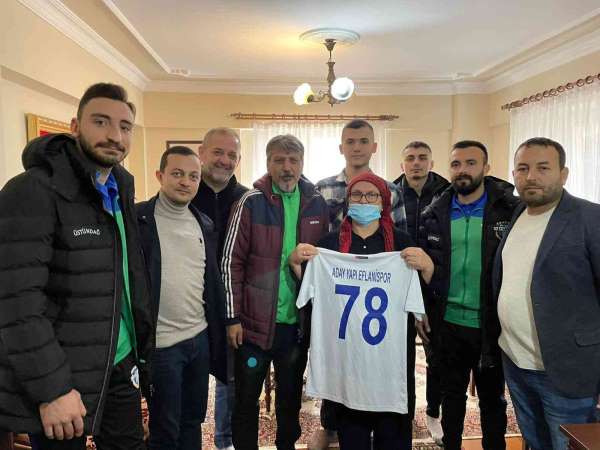 Futbolcular, şehit öğretmenin ailesini ziyaret etti - Karabük haber