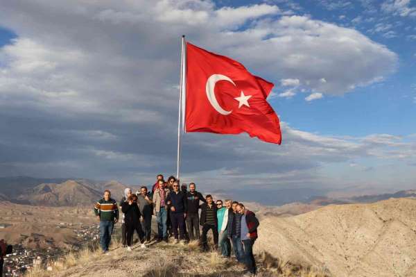 Şehit öğretmenlere vefa: İsimlerini bayrak direğine yazıp dağın tepesine diktiler - Erzurum haber