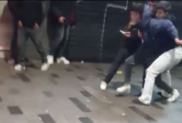 Taksim'de bıçaklı kavga kamerada - İstanbul haber