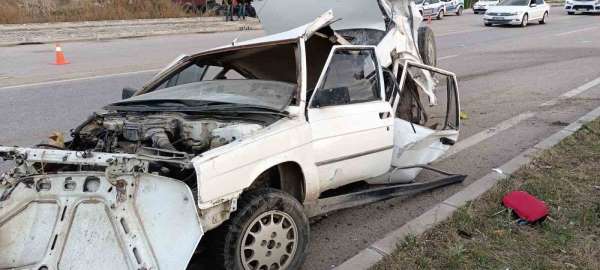 Amasya'da kazada otomobil hurdaya döndü: 2 yaralı