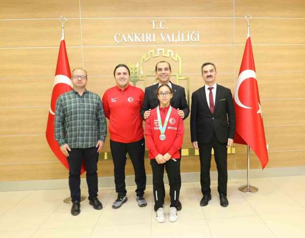 Jimnastik şampiyonasında dünya ikincisi olan genç sporcuya Vali Taşolar'dan tebrik