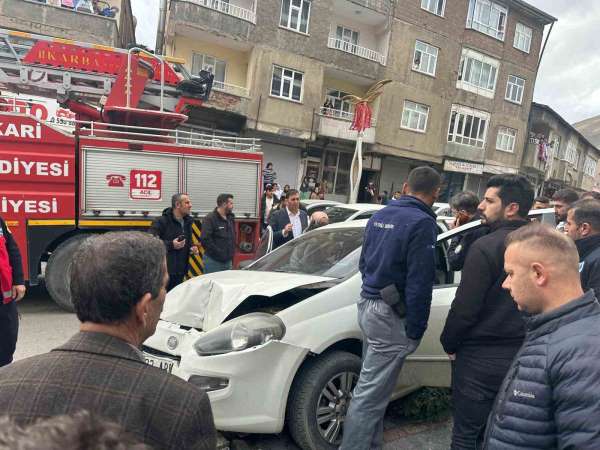 Hakkari'de maddi hasarlı trafik kazası