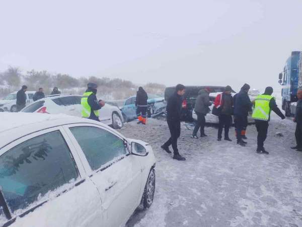 Kırşehir'de kar yağışı kazalara neden oldu