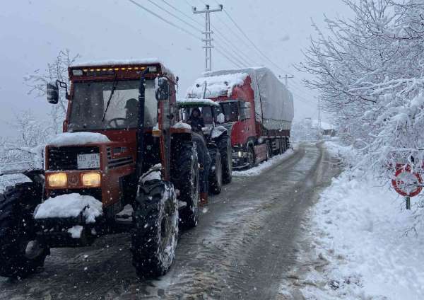 Ordu'da kar nedeniyle mahsur kalan saman yüklü tır kurtarıldı