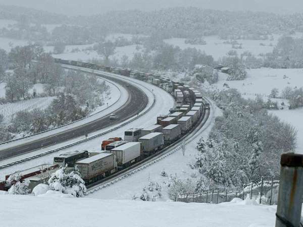 TEM'de trafik durdu, maddi hasarlı kazalar yüzünden yol tıkandı