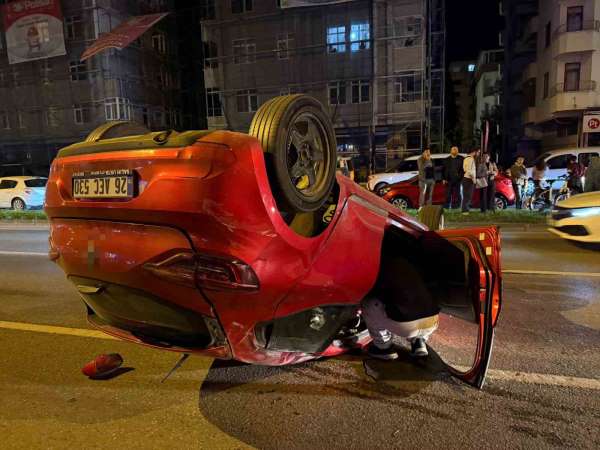 Makas atarak iki araca çarpan sürücü takla attı: 1 yaralı