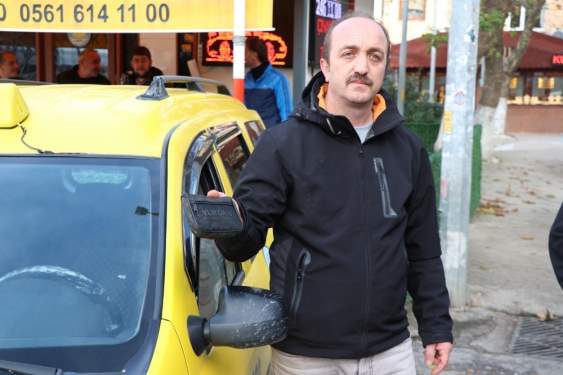 Taksici Unutulan Altınları Polise Teslim Etti
