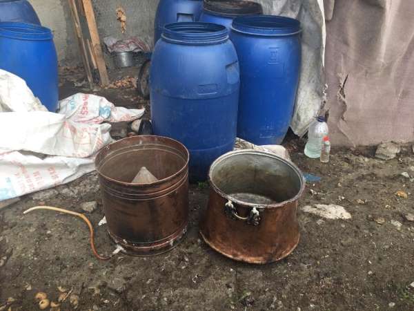 Ocakta kaçak alkol kaynatırken yakalandı 