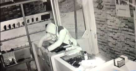 Cep telefonu hırsızı güvenlik kameralarına yakalandı