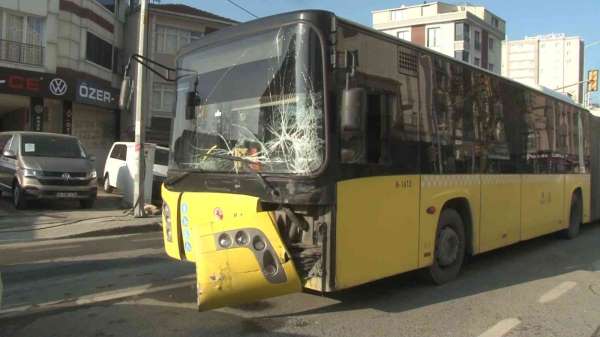 İETT otobüsü ile hafif ticari araç kazasında 1 kişi araç içerisinde sıkışarak yaralandı