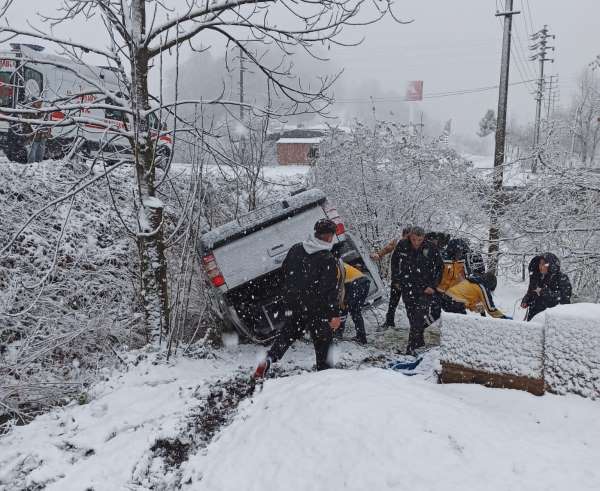 Ordu'da kar yağışı kazaya neden oldu: Kamyonet bahçeye uçtu, karı koca yaralandı