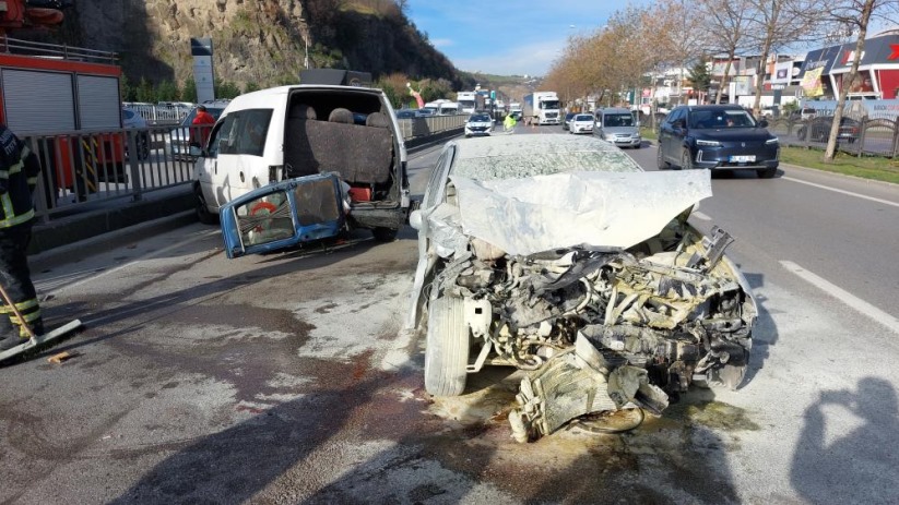 Samsun'da otomobil, lastiği patlayan hafif ticari araca arkadan çarptı: 1 yaralı