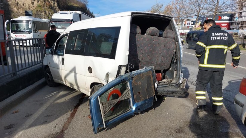 Samsun'da otomobil, lastiği patlayan hafif ticari araca arkadan çarptı: 1 yaralı