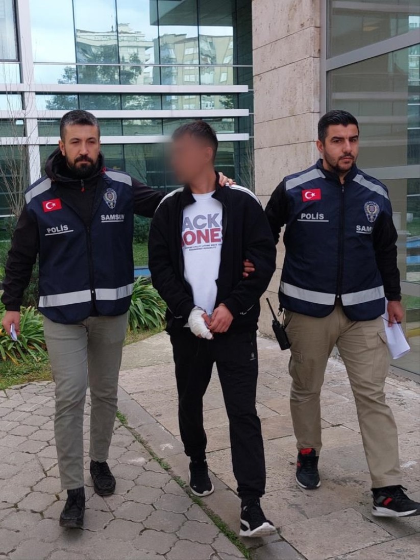 Samsun'da birlikte içki içtiği 2 arkadaşını bıçakladı