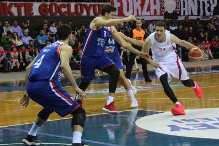 Tahincioğlu Basketbol Süper Ligi: Gaziantep Basketbol: 65 - Anadolu Efes: 66 