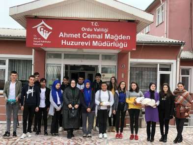 Öğrenciler huzurevi sakinleriyle çay saati etkinliğinde buluştu