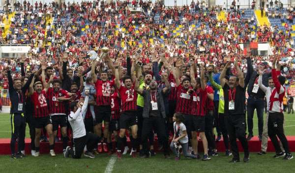 TFF 2. Lig'e yükselen Van Büyükşehir Belediyespor kupasını aldı 