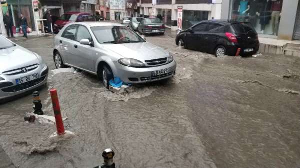 Samsun'da 10 dakika yağan yağmur iş yerlerini sular altında bıraktı 
