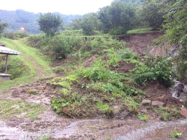 Heyelan oldu, kayan toprak eve 2 metre kala durdu 
