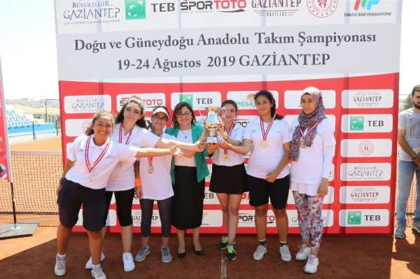 Erkeklerde Gaziantep Tenis İhtisas Kulübü birinci oldu 