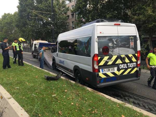 Fatih'te alkollü servis minibüsü şoförü tramvay yolunda kaza yaptı 
