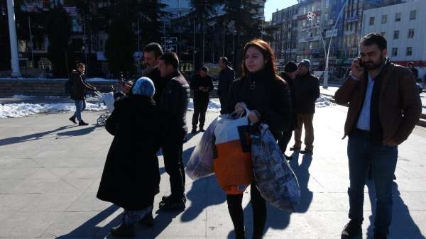 Vatandaşlar depremzedeler için seferber oldu 