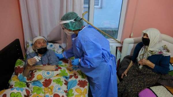 Asırlık çınarlar, evde korona aşısı vuruldu