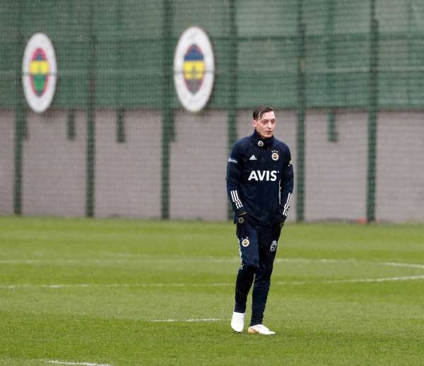 Fenerbahçe'de Mesut Özil bireysel çalıştı 