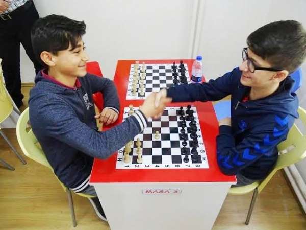 Havranlı öğrenciler ara tatilde oneline satranç turnuvasına katılıyor 