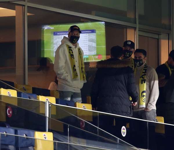 Mesut Özil tribünde 