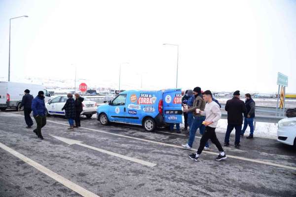 Kahramankazan Belediyesi'nden yolda kalan sürücülere çorba ikramı