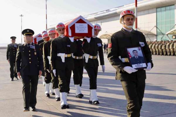 Şehit olan askerlerin cenazeleri Ağrı'dan memleketlerine uğurlandı - Ağrı haber