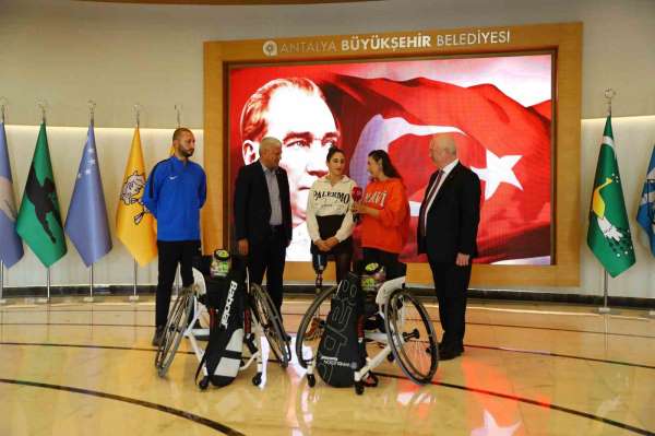 Antalya Büyükşehir Belediyesi'nden engelli milli sporculara ekipman desteği