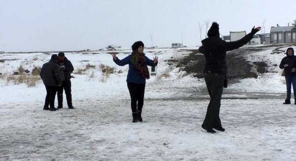Kars'ta buz üstünde Kafkas dansı