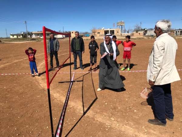 Mardin'de köylülerden şalvarlı ve fistanlı badminton maçı 