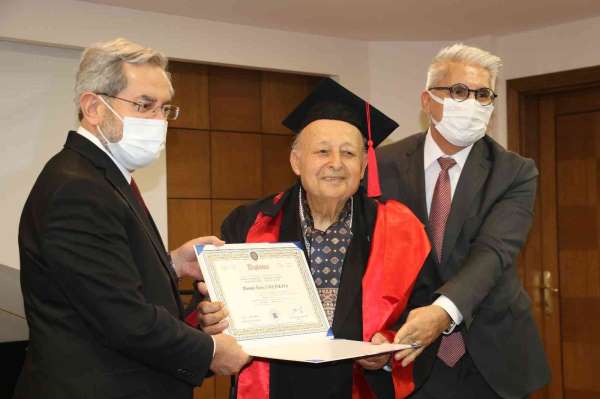 Türkiye'nin en yaşlı üniversite öğrencisi hukuk fakültesinden mezun oldu