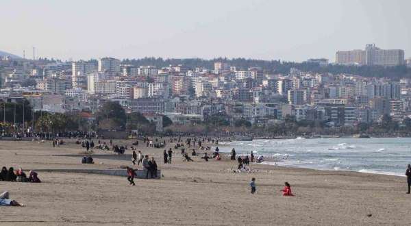 Sıcaklıkların 12 derece birden yükseldiği Samsun'da sahil ve parklar şenlendi