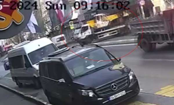 Beyoğlu'nda facianın eşiğinden dönülen vinç kazasının güvenlik kamerası görüntüleri ortaya çıktı