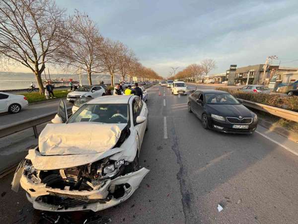 Kocaeli'de üç otomobil zincirleme kazaya karıştı: 4 yaralı