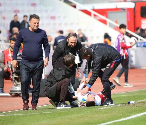 Sivasspor'da Bartuğ Elmaz şoku! Ambulansla hastaneye kaldırıldı