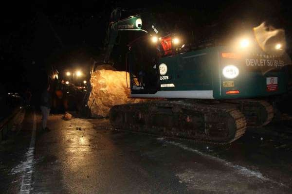 Amasya'da dağdan kopan dev kayalar yola düştü
