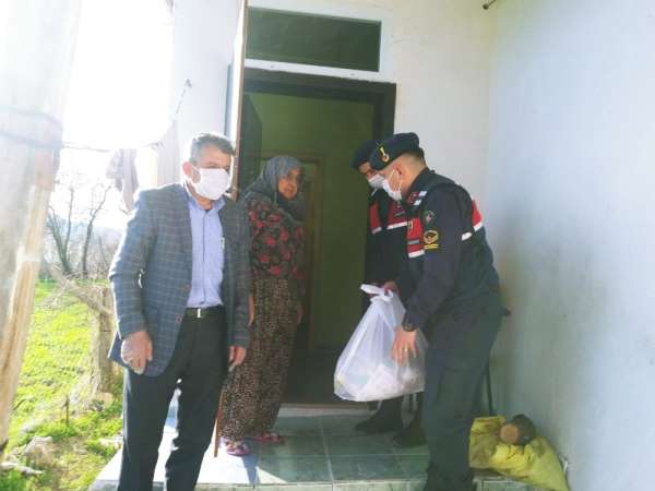 Amasya'da 65 yaş üstü vatandaşlara jandarmadan gıda yardımı 
