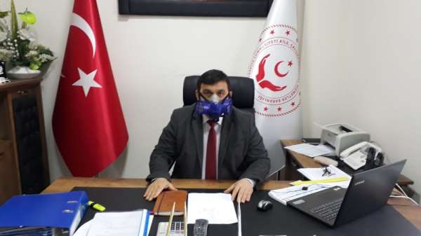 Daire müdürü, virüse karşı oksijen maskesi ile görevi başında 