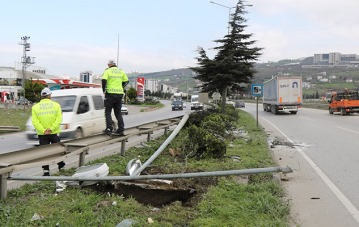 Samsun'da feci kaza! Refüje çıktı takla attı!