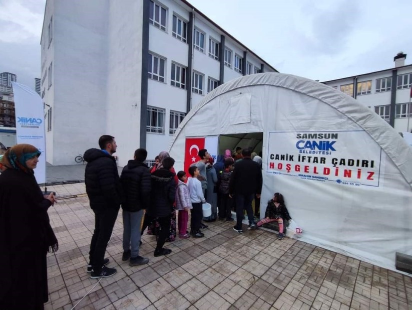 Canik Belediyesi deprem bölgesinde iftar çadırı kurdu!