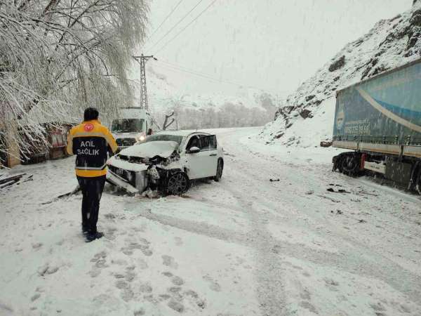 Kar yağışı kazaya neden oldu, iki araç çarpıştı: 2 yaralı - Tunceli haber