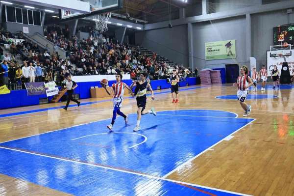 Denizli'de küçükler basketbol grup maçları heyecanı
