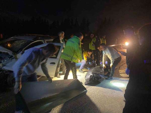 (Düzeltme) Antalya'da 3 aracın karıştığı feci kaza: 3 ölü