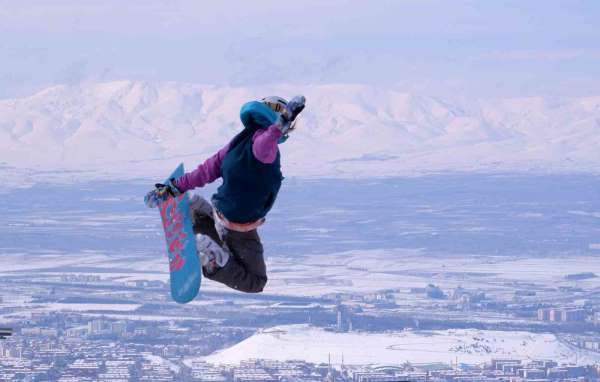 Freestyle akrobasi kayakçıları Palandöken'de nefes kesti