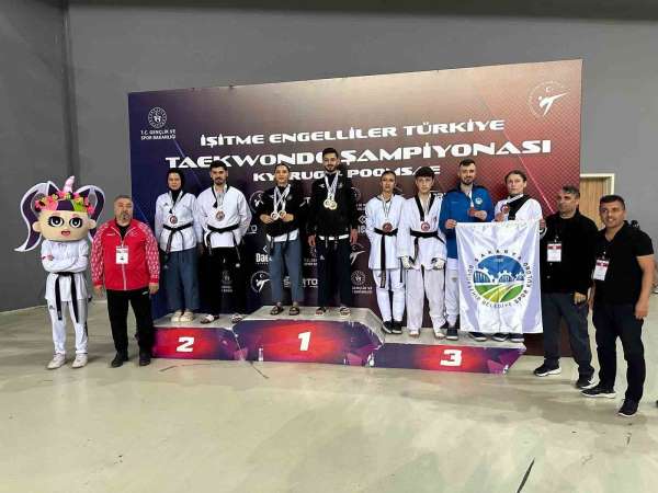 Büyükşehir'in taekwondo takımı Antalya'da doludizgin